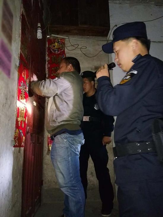 黄石粗心妈妈误将幼女锁家中 