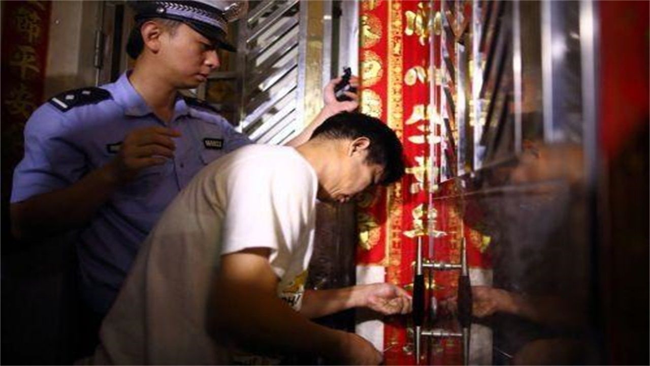 黄石请开锁师傅开了锁后，师傅